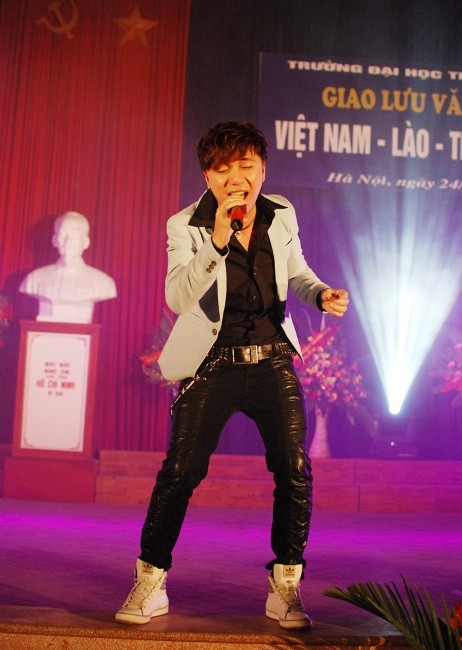 Ca sĩ Minh Vương cháy hết mình với âm nhạc, khuấy động hội trường ĐH Thương Mại.
